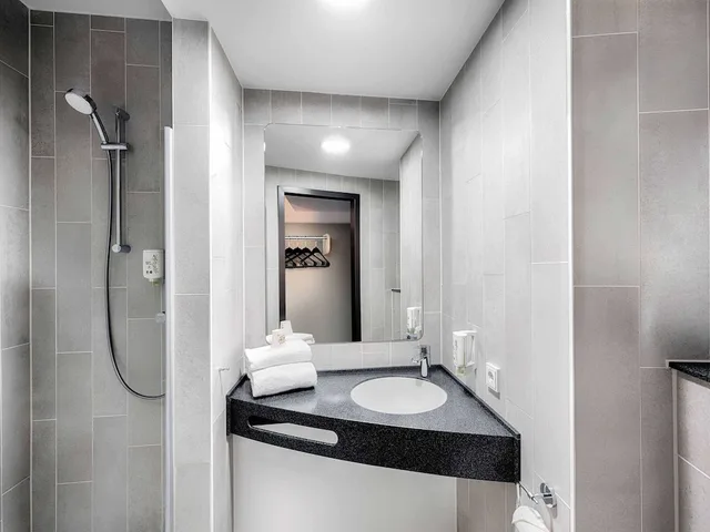 Room, Twin Beds, B&B Hotel Darmstadt 3/5