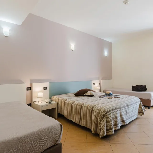 غرفة رباعية، Cerri Hotel 5/8