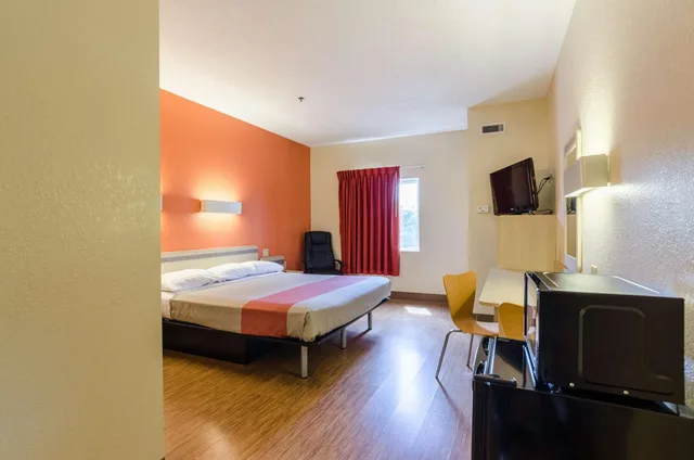 1 King Bed Mobility Access Ri Shwr Nsmk، Motel6 Bristol, VA 7/10