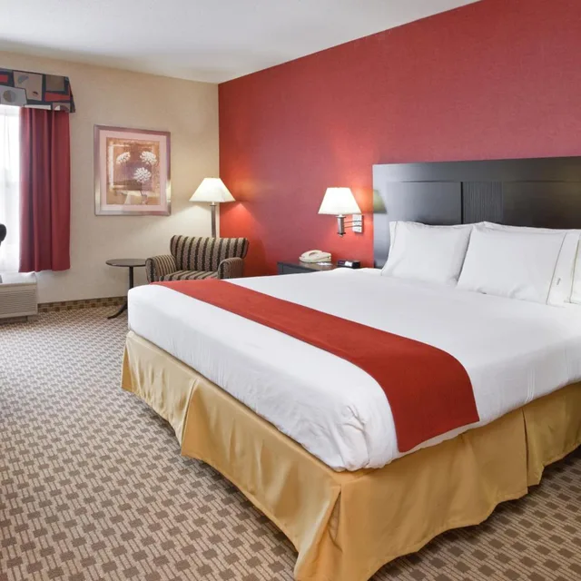 جناح بسرير كينج بحوض جاكوزي، Quality Inn & Suites Oakwood Village - Cleveland South 3/10