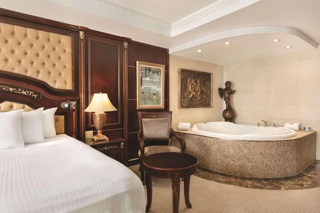 جناح بسرير كينج بحوض جاكوزي، Radisson Hotel Toronto Airport West 2/5