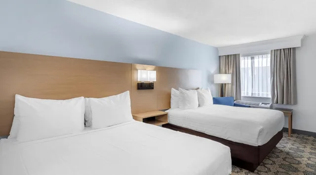 Downstairs, 2 Queen Beds, Courtyard View، Best Western Palm Beach Lakes 4/10