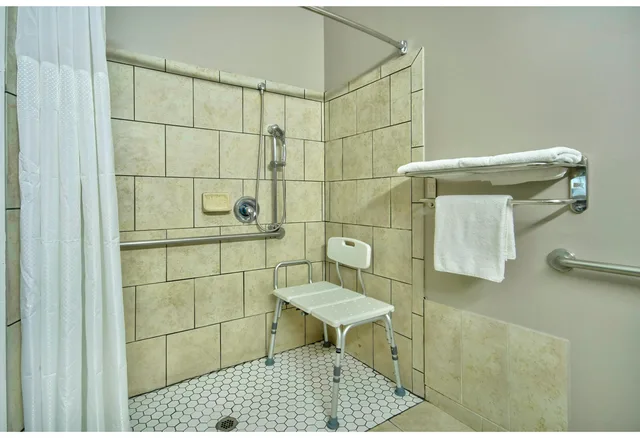 غرفة بسرير كوين لذوي الإعاقة، OYO 1001536 Studio6 Bakersfield, CA 3/3