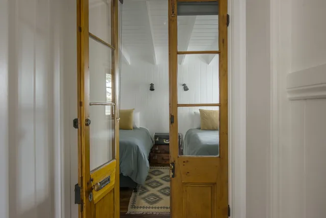 2 Bedrooms, Tower, Family, Cabin, 1 Queen and 3 Single Beds, Shared Bathroom، Beach Huts Middleton 4/4