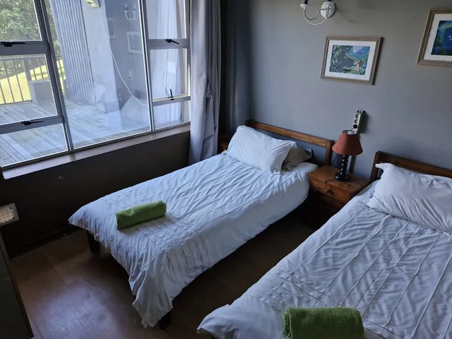 كوخ عائلي بسرير مزدوج وسريرين منفصلين بغرفتي نوم، Ibis Place Guest House 2/5
