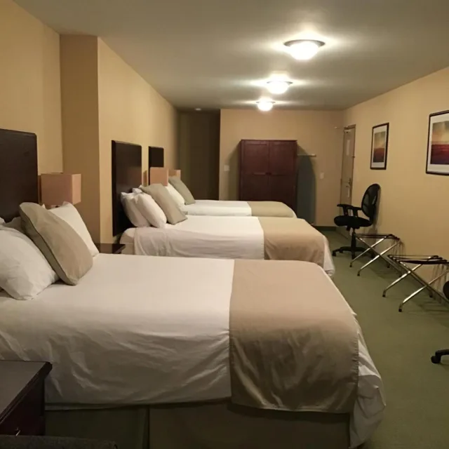غرفة عائلية بسرير كينج وسريرين كوين، Ramada By Wyndham Williams Lake 3/6
