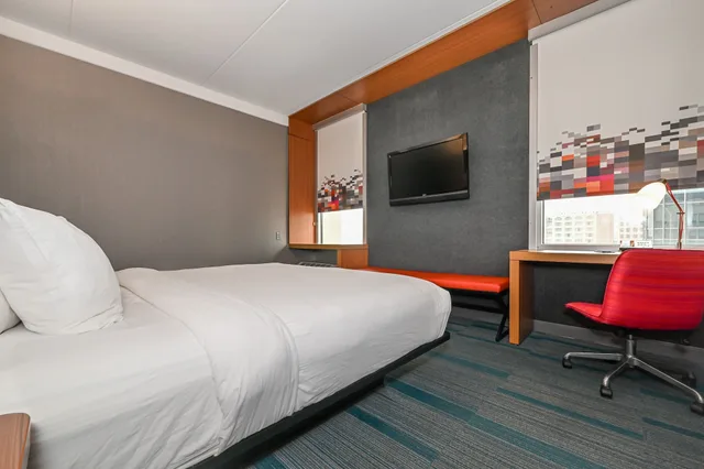 Room, King Bed, City View, Aloft Charlotte City Center 3/5