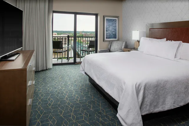 جناح بسرير كينج بشرفة بغرفتين، Embassy Suites by Hilton Grand Rapids Downtown, MI 1/3