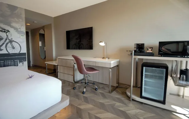 Coast, King Bed, Coast Victoria Hotel Marina By Apa 5/8