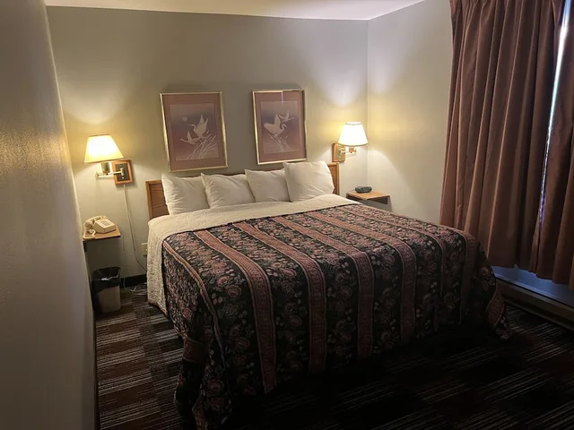 جناح تنفيذي بسرير كينج، The Ridge Hotel Portage 1/1