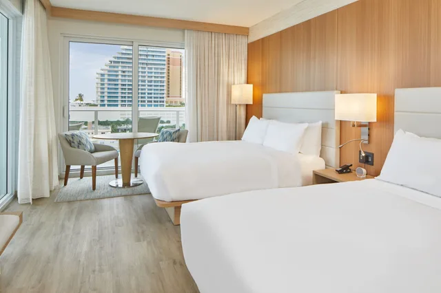 غرفة بسريرين كوين بشرفة بإطلالة، AC Hotel by Marriott Fort Lauderdale Beach 2/4