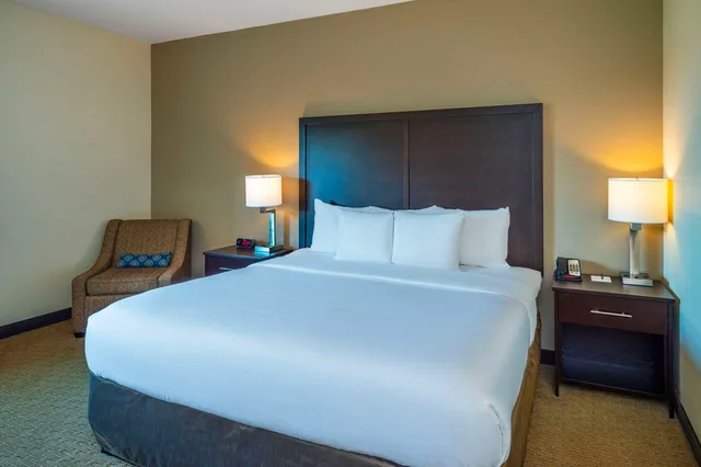غرفة بسرير كينج لذوي الإعاقة، Comfort Inn & Suites Terrace 3/5