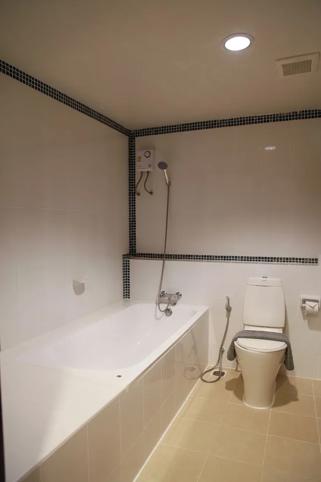 غرفة عائلية بثلاثة أسرّة بإطلالة على المدينة بشرفة، Convenient Grand Plus Hotel Suvarnabhumi 3/3