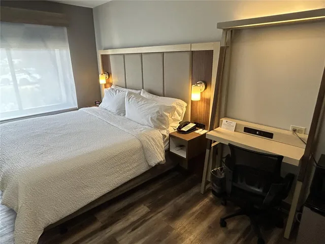 غرفة بسرير كينج بحوض استحمام لذوي الإعاقة، Best Western Roslyn-Long Island Hotel 1/1