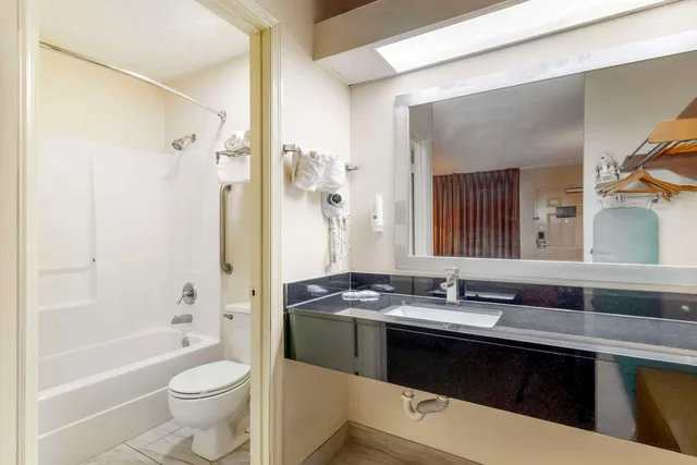 Upgrade, Queen Bed, Smoking, Quality Inn Cordele 7/7