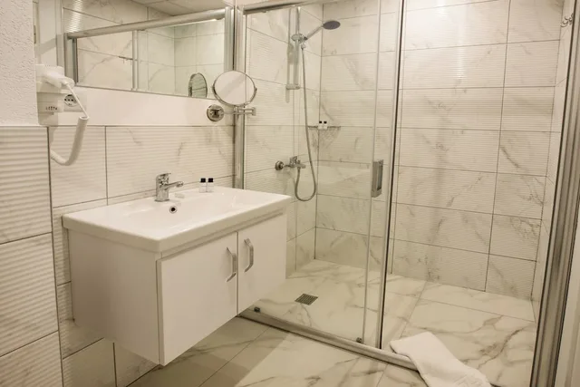 غرفة قياسية بسرير كوين بإطلالة على البحر بشرفة، First Joy Hotel 1/1