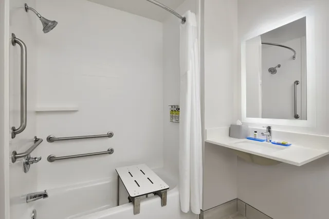 غرفة قياسية بسريرين كوين مع أريكة لذوي الإعاقة، Holiday Inn Express Hotel and Suites Pensacola West-Navy Base 5/6