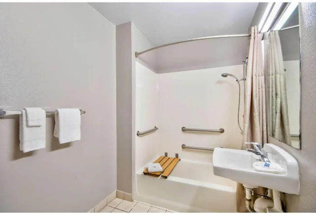 غرفة بسرير مزدوج، Motel6 Austin, TX - North 4/4