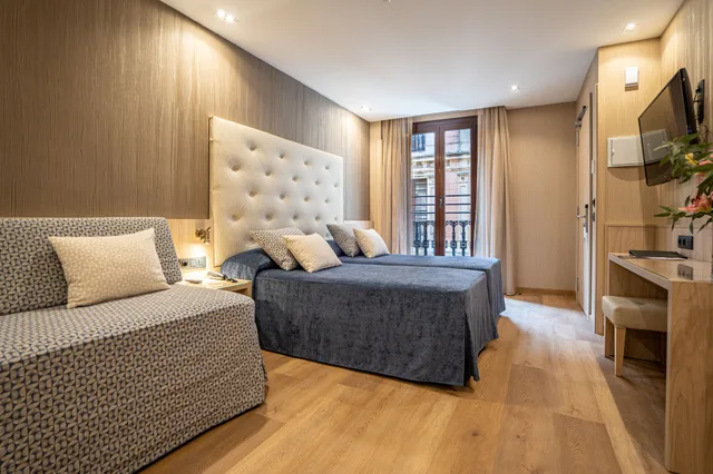 غرفة ثلاثية بسريرين منفصلين مع أريكة، Rialto Hotel 1/9