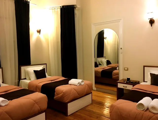 غرفة ثلاثية، Sufi House 2/4