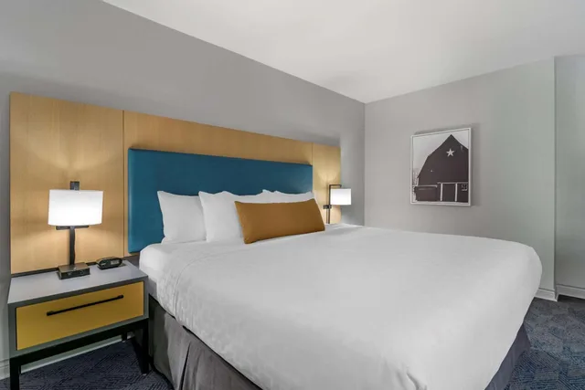Junior Suite, King Bed, Clarion Hotel & Conference Centre Abbotsford - Fraser Valley 2/10
