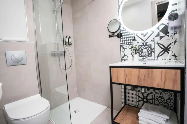 غرفة قياسية رباعية، Hotel Univers 6/6