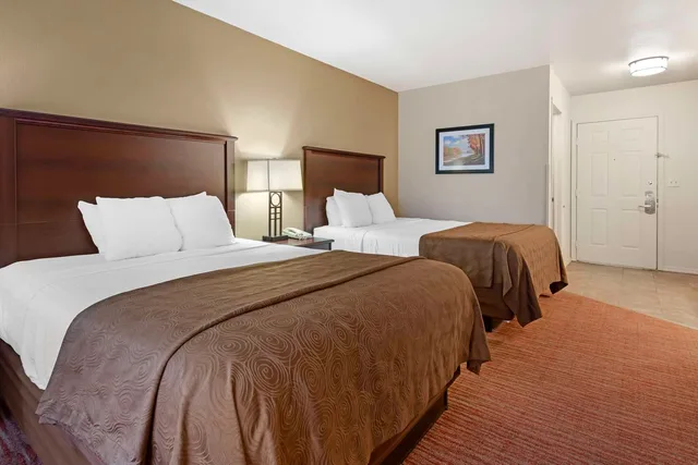 غرفة بسريرين كوين بإطلالة على البحيرة، Best Western Plus Concord Inn 2/4