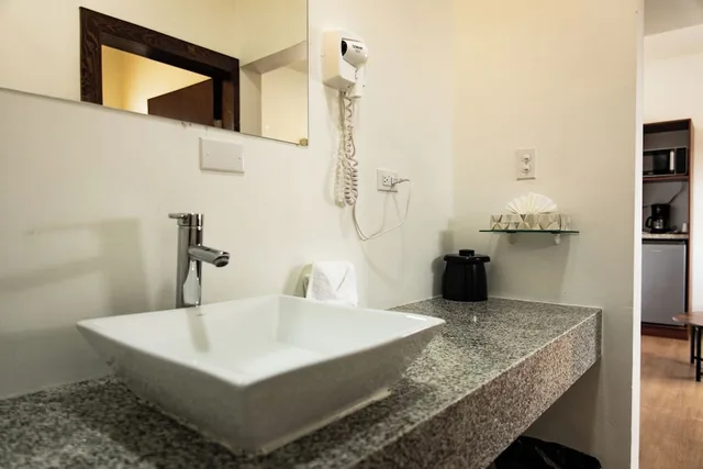 Family Suite, 1 King and 2 Double Beds, Hotel Conquistador Inn By US Consulate 4/4