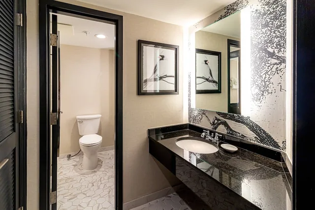 غرفة بريميوم بسريرين كوين، Williamsburg Lodge 2/4