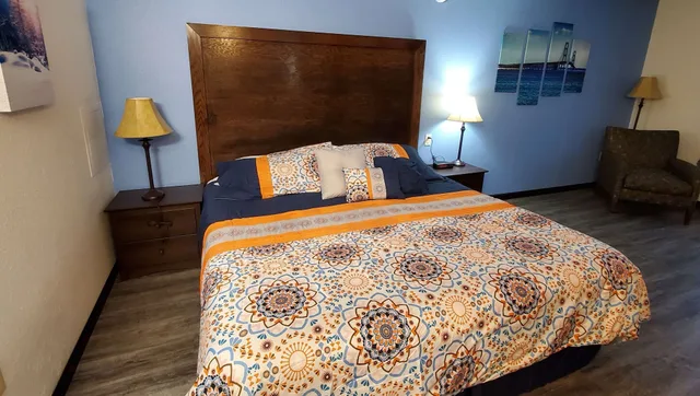 غرفة بسرير كينج يُسمح فيها بالحيوانات الأليفة، Jasper Ridge Inn Ishpeming 1/2