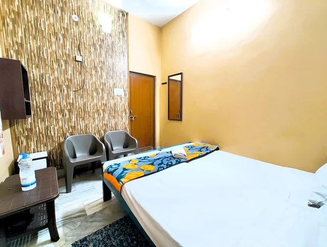 غرفة ديلوكس بسرير كينج، Teerth Guest House 6/8