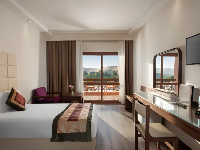 Room, Triple, 1 Double and 3 Single Beds, River View، Pyramisa Island Hotel Aswan 1/1