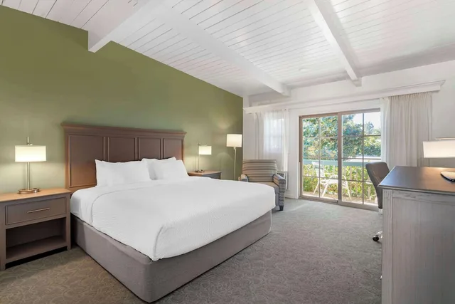 غرفة قياسية كبيرة بسرير كينج مع أريكة، Best Western Plus Santa Barbara 2/6