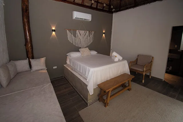 غرفة قياسية ثلاثية بسرير كوين وسرير فردي، Santuario Beach Hostel 3/6