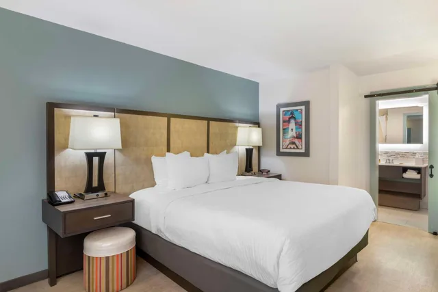 غرفة بسرير كينج بإطلالة على المسبح، Best Western Plus St. Simons 4/7