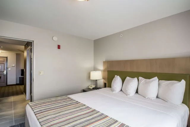 جناح بسرير كينج بحوض جاكوزي لذوي الإعاقة، Country Inn Suites By Radisson Fond Du Lac Wi 1/3