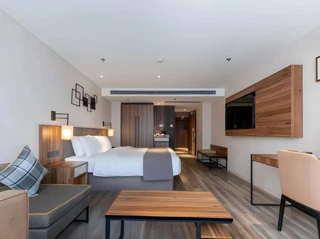 غرفة بزنس بسرير كينج، Home Inn Plus (Chongqing Jiefangbei Pedestrian Street) 2/2