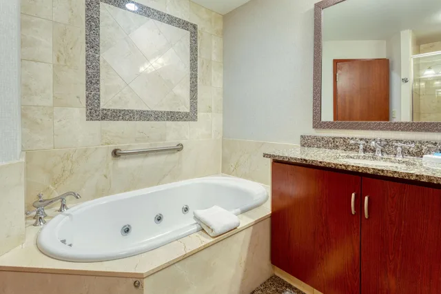 جناح بسرير كينج بغرفتين مع أريكة بحوض جاكوزي بحوض استحمام، Drury Plaza Hotel St Louis Chesterfield 10/10