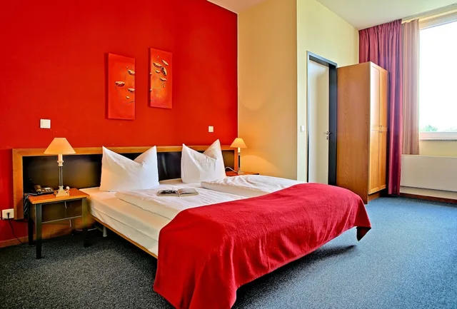 غرفة بسرير كوين، H24 Hoteltow 1/5