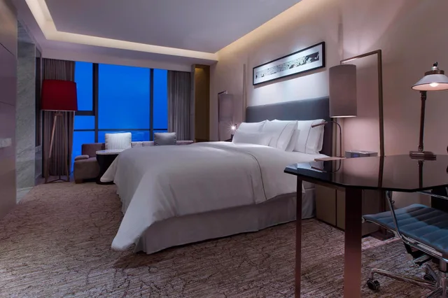 غرفة بسرير كينج بإطلالة على النهر، The Westin Ningbo 9/10