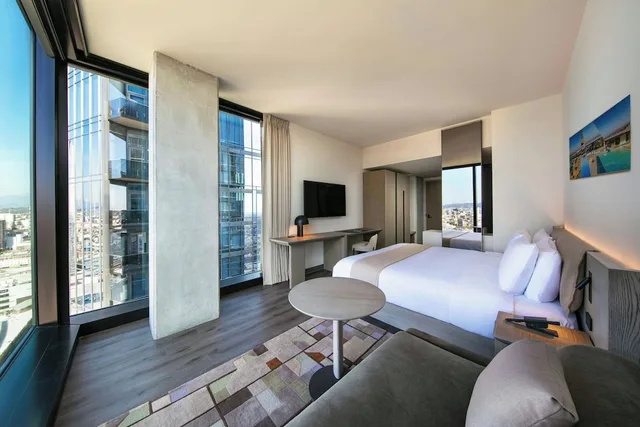 غرفة بسرير كينج مع أريكة، AC Hotel Downtown Los Angeles 1/3