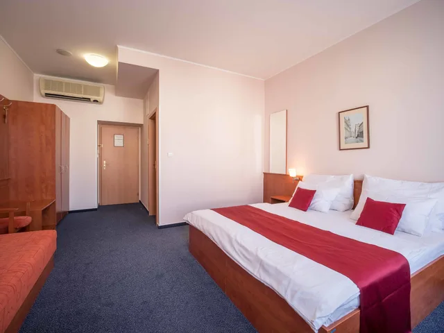 غرفة ثلاثية بسرير كوين وسرير فردي، Beranek Hotel 1/10