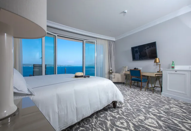 غرفة ديلوكس بسرير كينج بإطلالة على البحر بشرفة، Royal Blue Hotel 4/9