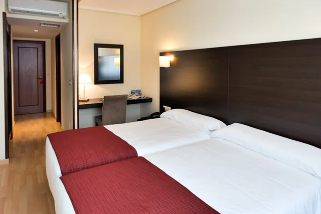غرفة قياسية بسرير مزدوج، Hotel Santiago Apostol Husa Santiago Apostol 1/2