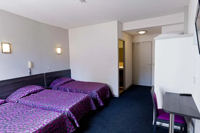غرفة ثلاثية، Hotel Saint Etienne 1/2
