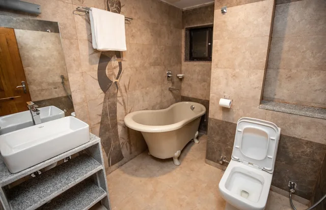 غرفة شهر العسل بسرير كينج، Hotel Visitors Inn P. Ltd 2/2