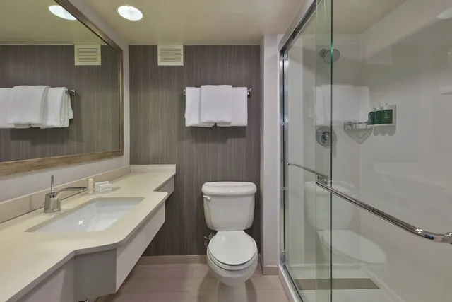 غرفة بسرير كينج مع أريكة، Courtyard Secaucus Meadowlands 2/4