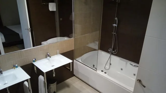 جناح بسرير كوين مع أريكة بحوض جاكوزي، Cueva del Fraile 1/1