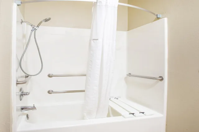 غرفة بسرير كينج بحوض استحمام لذوي الإعاقة، Super 8 By Wyndham Port Arthur/Nederland Area 7/9