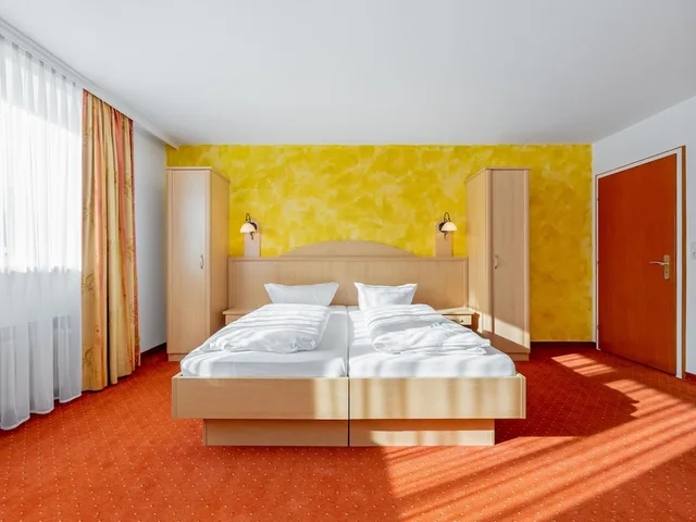 غرفة رباعية بسرير كوين بشرفة مع أريكة، Landhotel Gabriele 1/9